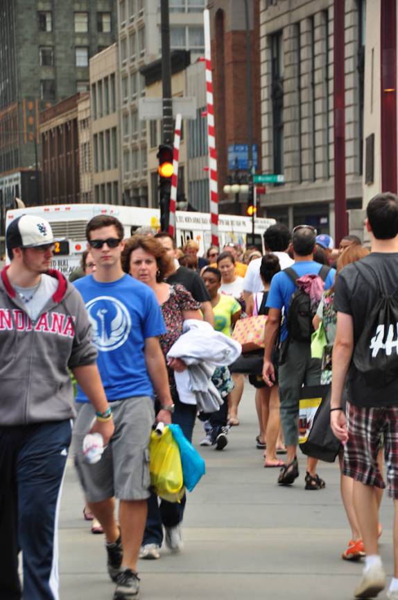 Caminhando pelas movimentadas ruas de Chicago, Illinois, nos Estados Unidos